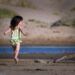 Bimba che salta sulla spiaggia
