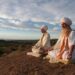 Due indiani che meditano su un monte